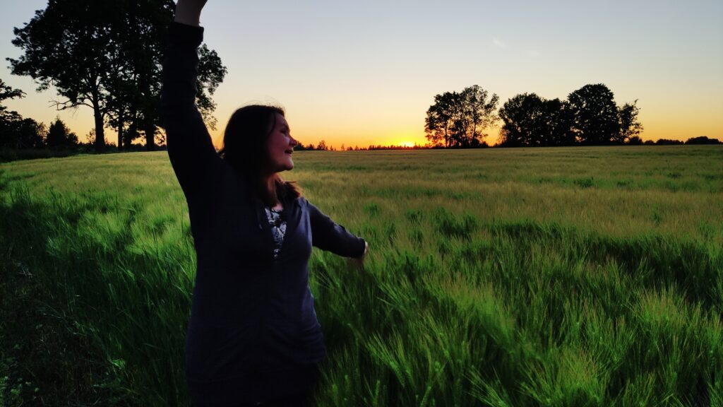 naine käed harali vilja s loojangul