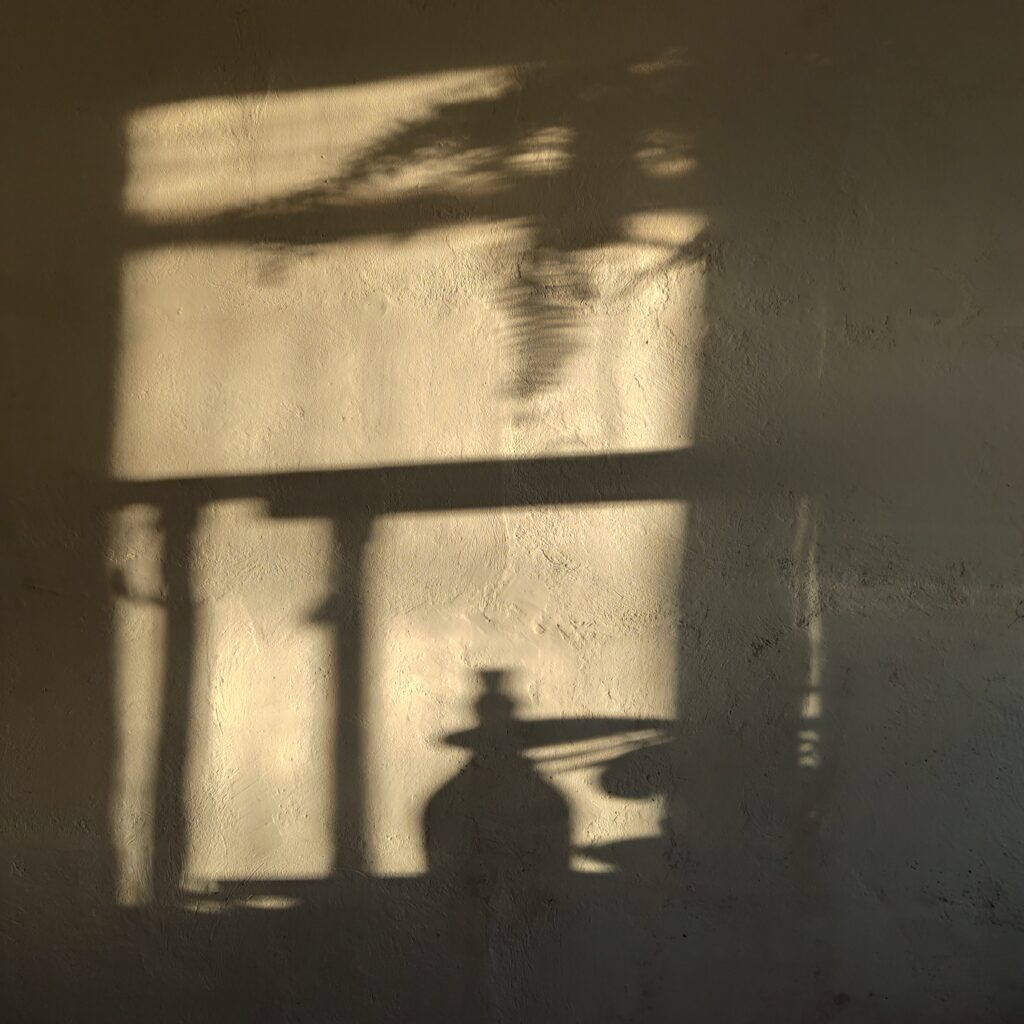 Päikese valgusega varjud seinal